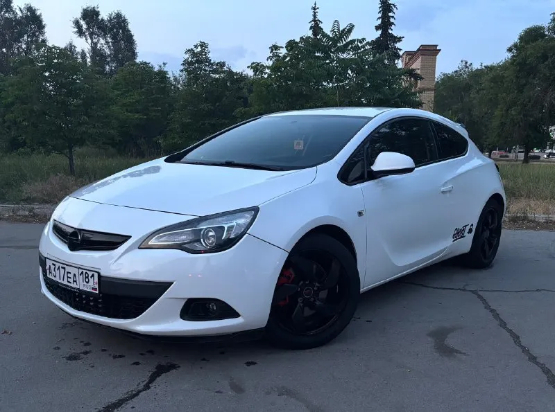 Продам opel astra j gtc p-j/sw 2012 года пробег 196 т. км. автомобиль в хорошем-бережном состоянии, масла и расходники меняли своевременно, масло заливаю исключительно ravenol 5w40. предоставлю всё, что менял, за время владения ею. машина полностью зашумлена, также есть возможность подключения сабвуфера. кузов в отличном состоянии: рыжиков, вздутышей-нет! кондиционер заправлен и работает очень хорошо). была заменена передняя подвеска, колодки, масло в кпп, сальники приводов, все прокладки теплообменника и новый радиатор теплообменника, помпа gates. более детально расскажу, кому интересно. двигатель 1.8 (140 л. с) на механике 5-ти ступке. в 09 месяце сделан хороший выхлоп с раздвоением под диффузор. чехлы, которые были перешиты в ателье под стиль golf gti, родные сиденья в хорошем состоянии. на данный момент на автомобиле стоят 18“ диски с летней низкопрофильной резиной, в комплект отдам зимнюю с профилем выше. автомобиль не был в дтп. по документам всё отлично, штрафов, запретов ничего таког 📞 звоните: +7(959)1505573 - фотография - 2