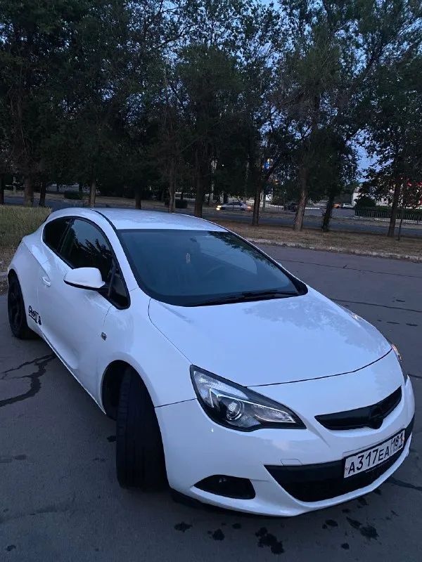 Продам opel astra j gtc p-j/sw 2012 года пробег 196 т. км. автомобиль в хорошем-бережном состоянии, масла и расходники меняли своевременно, масло заливаю исключительно ravenol 5w40. предоставлю всё, что менял, за время владения ею. машина полностью зашумлена, также есть возможность подключения сабвуфера. кузов в отличном состоянии: рыжиков, вздутышей-нет! кондиционер заправлен и работает очень хорошо). была заменена передняя подвеска, колодки, масло в кпп, сальники приводов, все прокладки теплообменника и новый радиатор теплообменника, помпа gates. более детально расскажу, кому интересно. двигатель 1.8 (140 л. с) на механике 5-ти ступке. в 09 месяце сделан хороший выхлоп с раздвоением под диффузор. чехлы, которые были перешиты в ателье под стиль golf gti, родные сиденья в хорошем состоянии. на данный момент на автомобиле стоят 18“ диски с летней низкопрофильной резиной, в комплект отдам зимнюю с профилем выше. автомобиль не был в дтп. по документам всё отлично, штрафов, запретов ничего таког 📞 звоните: +7(959)1505573 - фотография - 3