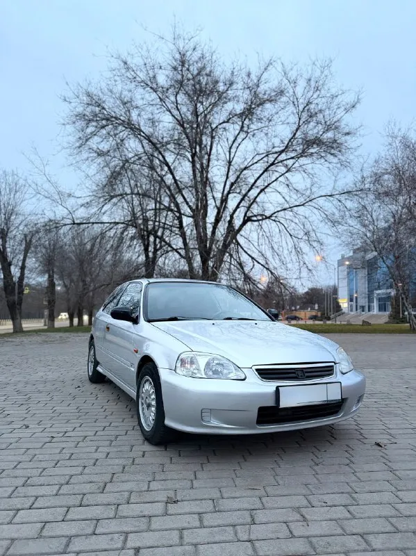 Продается надежный и бодрый honda civic 2000 года выпуска. машина в отличном техническом состоянии, готова к ежедневной эксплуатации без вложений! зелёная автотека✅️ 1 хозяин что сделано и в каком она состоянии: · по двигателю: 1.5 литра, 115 сил. главный плюс - двигатель прошел капитальный ремонт 5 тысяч км назад. работает тихо и ровно. · по обслуживанию: 500 км назад залил полностью новое масло - и в двигатель, и в коробку. коробка 5-ступка, механика. · пробег 185 000 км внутри тоже всё ок. печка греет, есть кондиционер, электростеклоподъемники. машина живая, , стоит зимняя резина, заводится с полтычка, едет бодро. если вам нужна простая, надежная и уже полностью обслуженная тачка, чтобы не думать о проблемах - это она. все вложения уже позади. цена 460 000₽ (торг присутсвует) смотрите фото, задавайте вопросы. осмотр: город луганск +79591492442 +79595574444 📞 звоните: +7(959)1492442 - фотография - 2