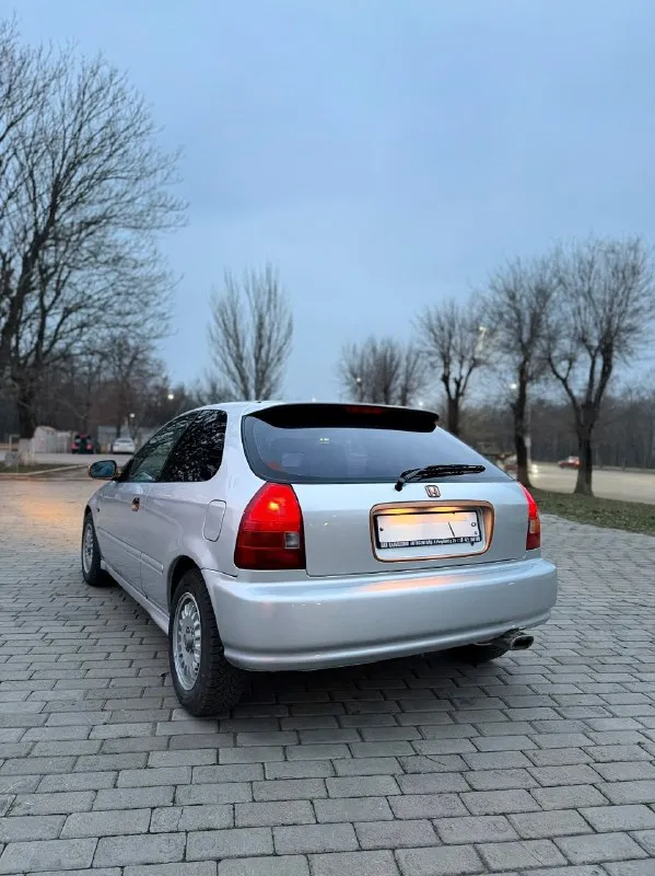 Продается надежный и бодрый honda civic 2000 года выпуска. машина в отличном техническом состоянии, готова к ежедневной эксплуатации без вложений! зелёная автотека✅️ 1 хозяин что сделано и в каком она состоянии: · по двигателю: 1.5 литра, 115 сил. главный плюс - двигатель прошел капитальный ремонт 5 тысяч км назад. работает тихо и ровно. · по обслуживанию: 500 км назад залил полностью новое масло - и в двигатель, и в коробку. коробка 5-ступка, механика. · пробег 185 000 км внутри тоже всё ок. печка греет, есть кондиционер, электростеклоподъемники. машина живая, , стоит зимняя резина, заводится с полтычка, едет бодро. если вам нужна простая, надежная и уже полностью обслуженная тачка, чтобы не думать о проблемах - это она. все вложения уже позади. цена 460 000₽ (торг присутсвует) смотрите фото, задавайте вопросы. осмотр: город луганск +79591492442 +79595574444 📞 звоните: +7(959)1492442 - фотография - 3