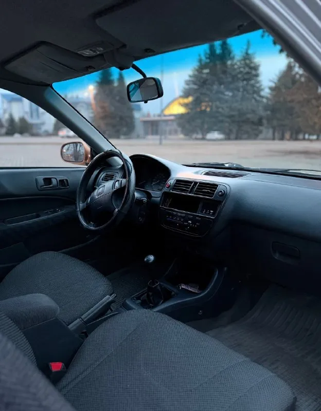 Продается надежный и бодрый honda civic 2000 года выпуска. машина в отличном техническом состоянии, готова к ежедневной эксплуатации без вложений! зелёная автотека✅️ 1 хозяин что сделано и в каком она состоянии: · по двигателю: 1.5 литра, 115 сил. главный плюс - двигатель прошел капитальный ремонт 5 тысяч км назад. работает тихо и ровно. · по обслуживанию: 500 км назад залил полностью новое масло - и в двигатель, и в коробку. коробка 5-ступка, механика. · пробег 185 000 км внутри тоже всё ок. печка греет, есть кондиционер, электростеклоподъемники. машина живая, , стоит зимняя резина, заводится с полтычка, едет бодро. если вам нужна простая, надежная и уже полностью обслуженная тачка, чтобы не думать о проблемах - это она. все вложения уже позади. цена 460 000₽ (торг присутсвует) смотрите фото, задавайте вопросы. осмотр: город луганск +79591492442 +79595574444 📞 звоните: +7(959)1492442 - фотография - 4