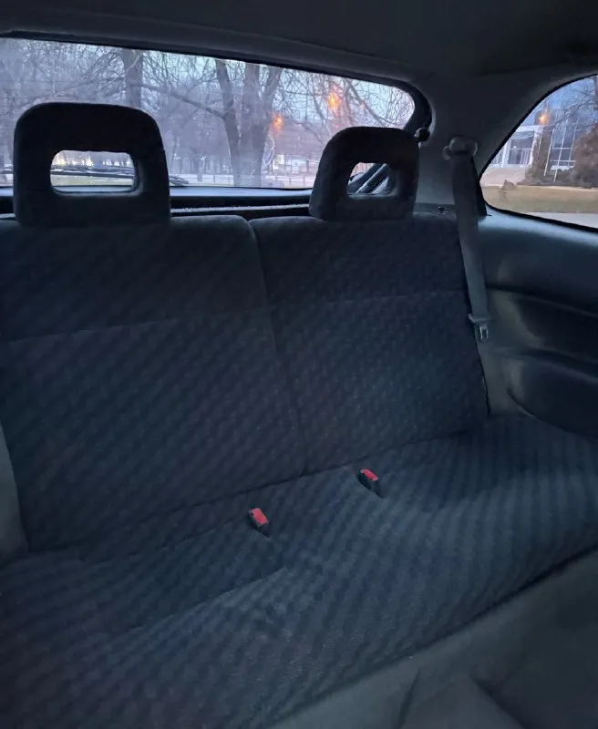 Продается надежный и бодрый honda civic 2000 года выпуска. машина в отличном техническом состоянии, готова к ежедневной эксплуатации без вложений! зелёная автотека✅️ 1 хозяин что сделано и в каком она состоянии: · по двигателю: 1.5 литра, 115 сил. главный плюс - двигатель прошел капитальный ремонт 5 тысяч км назад. работает тихо и ровно. · по обслуживанию: 500 км назад залил полностью новое масло - и в двигатель, и в коробку. коробка 5-ступка, механика. · пробег 185 000 км внутри тоже всё ок. печка греет, есть кондиционер, электростеклоподъемники. машина живая, , стоит зимняя резина, заводится с полтычка, едет бодро. если вам нужна простая, надежная и уже полностью обслуженная тачка, чтобы не думать о проблемах - это она. все вложения уже позади. цена 460 000₽ (торг присутсвует) смотрите фото, задавайте вопросы. осмотр: город луганск +79591492442 +79595574444 📞 звоните: +7(959)1492442 - фотография - 5