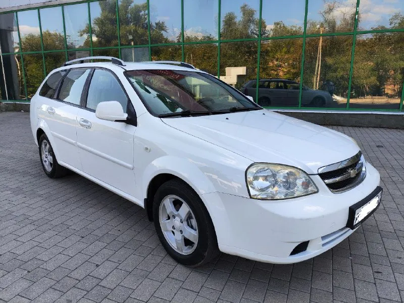 Продам отличный семейный авто для любых целей! chevrolet лачетти, универсал 1.6 - конец 2010 года. авто в очень достойном состоянии! по кузову, днищу ни единого рыжика- вся абсолютно ровная! все стекла родные. салон ухоженный, уютный и очень просторный с шикарным багажником. по технике полностью обслужена- заменены все жидкости ( антифриз, масла в двигателе и коробке), ремни грм и генератора, помпа. было поставлено новое сцепление. по ходовке все своевременно делалось. двигатель работает ровно, масло не ест. по электрике работает каждая кнопочка. комплектация - гур, кондиционер ( заправлен, все работает), электрозеркала с подогревом, передние э/п, сигнализация, парктроник, абс(работает), магнитола с блютуз и пультом на руле. стоит новая зимняя резина. по документам все хорошо, любое оформление- я собственник. машина в донецке. цена 685. тел. +79493752331 и +79612831062 ( на нём тг. ) 📲 tg: владимир 📞 звоните: +7(949)3752331 - фотография - 2
