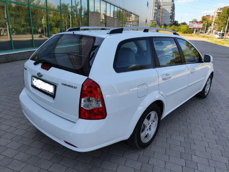 Продам отличный семейный авто для любых целей! chevrolet лачетти, универсал 1.6 - конец 2010 года. авто в очень достойном состоянии! по кузову, днищу ни единого рыжика- вся абсолютно ровная! все стекла родные. салон ухоженный, уютный и очень просторный с шикарным багажником. по технике полностью обслужена- заменены все жидкости ( антифриз, масла в двигателе и коробке), ремни грм и генератора, помпа. было поставлено новое сцепление. по ходовке все своевременно делалось. двигатель работает ровно, масло не ест. по электрике работает каждая кнопочка. комплектация - гур, кондиционер ( заправлен, все работает), электрозеркала с подогревом, передние э/п, сигнализация, парктроник, абс(работает), магнитола с блютуз и пультом на руле. стоит новая зимняя резина. по документам все хорошо, любое оформление- я собственник. машина в донецке. цена 685. тел. +79493752331 и +79612831062 ( на нём тг. ) 📲 tg: владимир 📞 звоните: +7(949)3752331 - фотография - 3