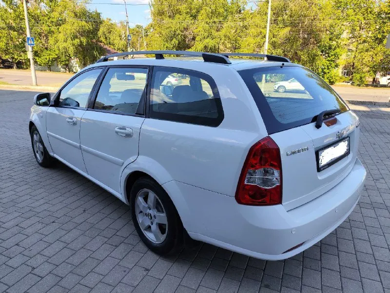 Продам отличный семейный авто для любых целей! chevrolet лачетти, универсал 1.6 - конец 2010 года. авто в очень достойном состоянии! по кузову, днищу ни единого рыжика- вся абсолютно ровная! все стекла родные. салон ухоженный, уютный и очень просторный с шикарным багажником. по технике полностью обслужена- заменены все жидкости ( антифриз, масла в двигателе и коробке), ремни грм и генератора, помпа. было поставлено новое сцепление. по ходовке все своевременно делалось. двигатель работает ровно, масло не ест. по электрике работает каждая кнопочка. комплектация - гур, кондиционер ( заправлен, все работает), электрозеркала с подогревом, передние э/п, сигнализация, парктроник, абс(работает), магнитола с блютуз и пультом на руле. стоит новая зимняя резина. по документам все хорошо, любое оформление- я собственник. машина в донецке. цена 685. тел. +79493752331 и +79612831062 ( на нём тг. ) 📲 tg: владимир 📞 звоните: +7(949)3752331 - фотография - 4