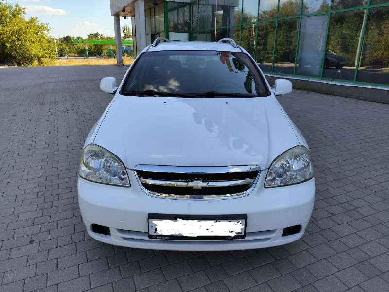 Продам отличный семейный авто для любых целей! chevrolet лачетти, универсал 1.6 - конец 2010 года. авто в очень достойном состоянии! по кузову, днищу ни единого рыжика- вся абсолютно ровная! все стекла родные. салон ухоженный, уютный и очень просторный с шикарным багажником. по технике полностью обслужена- заменены все жидкости ( антифриз, масла в двигателе и коробке), ремни грм и генератора, помпа. было поставлено новое сцепление. по ходовке все своевременно делалось. двигатель работает ровно, масло не ест. по электрике работает каждая кнопочка. комплектация - гур, кондиционер ( заправлен, все работает), электрозеркала с подогревом, передние э/п, сигнализация, парктроник, абс(работает), магнитола с блютуз и пультом на руле. стоит новая зимняя резина. по документам все хорошо, любое оформление- я собственник. машина в донецке. цена 685. тел. +79493752331 и +79612831062 ( на нём тг. ) 📲 tg: владимир 📞 звоните: +7(949)3752331 - фотография - 5
