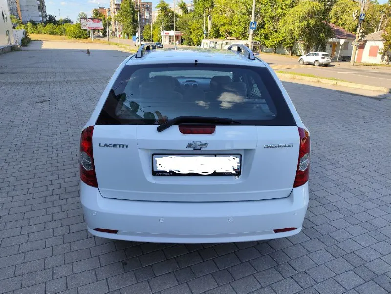 Продам отличный семейный авто для любых целей! chevrolet лачетти, универсал 1.6 - конец 2010 года. авто в очень достойном состоянии! по кузову, днищу ни единого рыжика- вся абсолютно ровная! все стекла родные. салон ухоженный, уютный и очень просторный с шикарным багажником. по технике полностью обслужена- заменены все жидкости ( антифриз, масла в двигателе и коробке), ремни грм и генератора, помпа. было поставлено новое сцепление. по ходовке все своевременно делалось. двигатель работает ровно, масло не ест. по электрике работает каждая кнопочка. комплектация - гур, кондиционер ( заправлен, все работает), электрозеркала с подогревом, передние э/п, сигнализация, парктроник, абс(работает), магнитола с блютуз и пультом на руле. стоит новая зимняя резина. по документам все хорошо, любое оформление- я собственник. машина в донецке. цена 685. тел. +79493752331 и +79612831062 ( на нём тг. ) 📲 tg: владимир 📞 звоните: +7(949)3752331 - фотография - 6