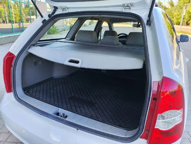 Продам отличный семейный авто для любых целей! chevrolet лачетти, универсал 1.6 - конец 2010 года. авто в очень достойном состоянии! по кузову, днищу ни единого рыжика- вся абсолютно ровная! все стекла родные. салон ухоженный, уютный и очень просторный с шикарным багажником. по технике полностью обслужена- заменены все жидкости ( антифриз, масла в двигателе и коробке), ремни грм и генератора, помпа. было поставлено новое сцепление. по ходовке все своевременно делалось. двигатель работает ровно, масло не ест. по электрике работает каждая кнопочка. комплектация - гур, кондиционер ( заправлен, все работает), электрозеркала с подогревом, передние э/п, сигнализация, парктроник, абс(работает), магнитола с блютуз и пультом на руле. стоит новая зимняя резина. по документам все хорошо, любое оформление- я собственник. машина в донецке. цена 685. тел. +79493752331 и +79612831062 ( на нём тг. ) 📲 tg: владимир 📞 звоните: +7(949)3752331 - фотография - 7