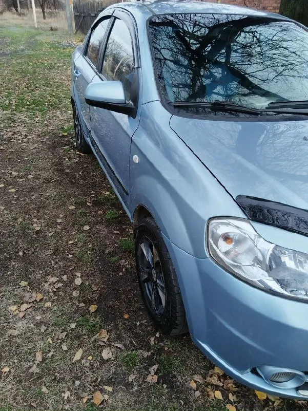Продажа chevrolet авео т 250, 2008 год, двс 1.6. в хорошем тех. состоянии. комплектации (стеклоподьемники, регулировка зеркал, кондиционер, подогрев заднего стекла, подогрев зеркал заднего вида центральный замок, доводчики, сигнализация. г. горловка. пробег 117 тыс. км. установлено евро 4, вписано в стс. я собственник. комплект зимней резины. цена 600 тыс. рублей. торг у капота тел+79496335078( писать тг. ;max). 📞 звоните: +7(949)6335078 - фотография - 2