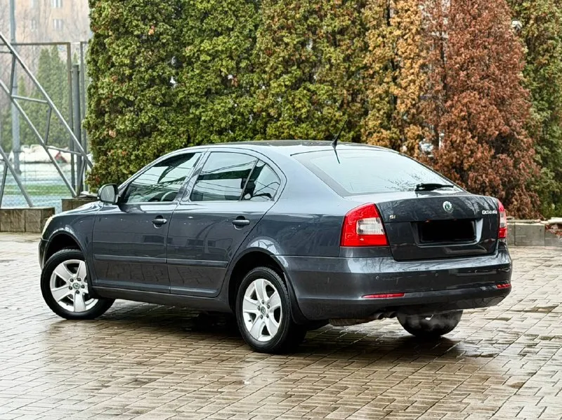 Skoda octavia год выпуска - 2012 двигатель - 1.8t автоматическая кпп ( asin ) пробег - 201.000км цена - 1.120.000₽ тел. - +79493902663 либо: - +7 (949) 679-98-14 автомобиль в идеальном состоянии, без каких либо вложений что по кузову, что по технической части. 2 хозяина с автосалона. родной пробег. очень бодрая связка двигателя 1.8 турбо с обычным гидротрансформатором asin ( не путать с проблемной dsg ) на самой жирной комплектации: подогревы всех сидений; большой сенсорный монитор; хорошая акустика; двухзонный климат-контроль; датчик света и дождя; круиз-контроль; парктроник; эл. складываемые зеркала с подогревом; 2 пары ключей; штатные диски r-16 с новой резиной; кожаный мультируль; антибукс; 4эл. стеклоподъемника с доводчиками; омыватель фар; полный бортовой компьютер; большой багажник и многое другое. кто ищет достойную октавию со связкой 1.8т - ат которая дарит кучу удовольствия от вождения - добро пожаловать. спасибо за внимание, всех благ! 📲 tg: @vladimir_23_23_23 📞 звоните: +7(949)3902663 - фотография - 3