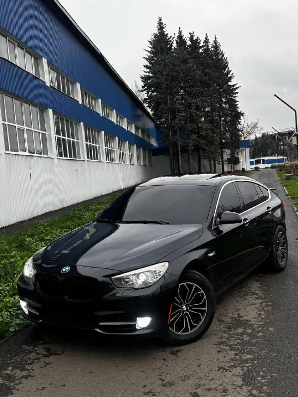 В продаже bmw 5 gt 535i автомобиль имеет очень привлекательный внешний вид, без внимания не остаётся! двигатель 3.0 бензин работает идеально, абсолютно без каких либо проблем ни о каких ошибках и речи быть не может, ходовая также без каких либо звуков, коробка переключает как должна без каких либо затупов и пинков! машина в очень жирной комплектации, есть абсолютно все: доводчики дверей, качественная музыка, электро регулировки всех сидений, подогревы, без рамочные стекла, панорама, датчики света и дождя, помощь при парковке и многое другое! юридически абсолютно чистая машина, рассмотрю ваши предложения на обмен а также возможна продажа в кредит! осмотр донецк цена: 1.580.000₽, торг быстрому покупателю ☎️ +7 (949) 453-80-40 📞 звоните: +7(949)4538040 - фотография - 2