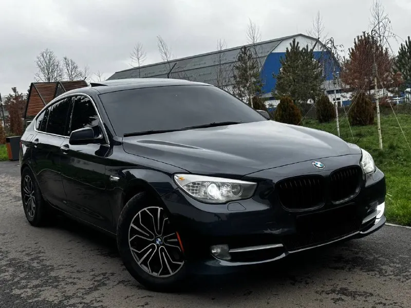 В продаже bmw 5 gt 535i автомобиль имеет очень привлекательный внешний вид, без внимания не остаётся! двигатель 3.0 бензин работает идеально, абсолютно без каких либо проблем ни о каких ошибках и речи быть не может, ходовая также без каких либо звуков, коробка переключает как должна без каких либо затупов и пинков! машина в очень жирной комплектации, есть абсолютно все: доводчики дверей, качественная музыка, электро регулировки всех сидений, подогревы, без рамочные стекла, панорама, датчики света и дождя, помощь при парковке и многое другое! юридически абсолютно чистая машина, рассмотрю ваши предложения на обмен а также возможна продажа в кредит! осмотр донецк цена: 1.580.000₽, торг быстрому покупателю ☎️ +7 (949) 453-80-40 📞 звоните: +7(949)4538040 - фотография - 3