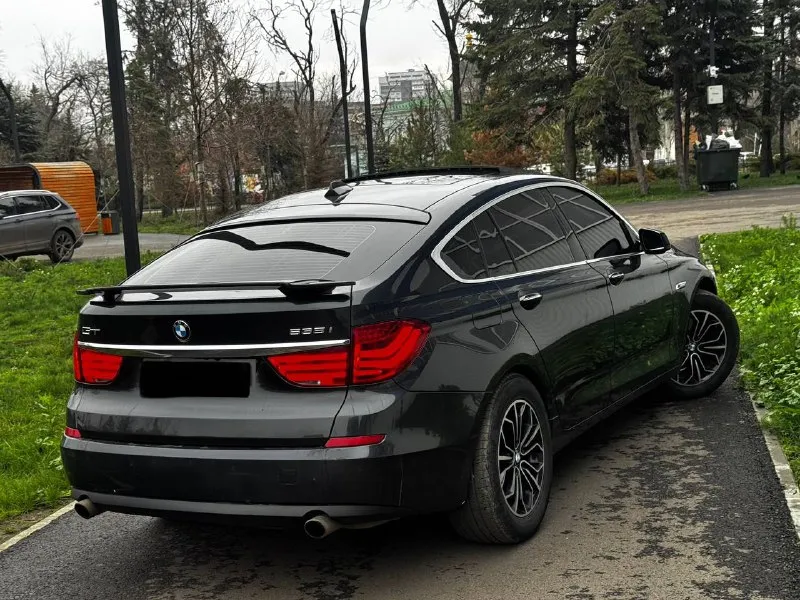 В продаже bmw 5 gt 535i автомобиль имеет очень привлекательный внешний вид, без внимания не остаётся! двигатель 3.0 бензин работает идеально, абсолютно без каких либо проблем ни о каких ошибках и речи быть не может, ходовая также без каких либо звуков, коробка переключает как должна без каких либо затупов и пинков! машина в очень жирной комплектации, есть абсолютно все: доводчики дверей, качественная музыка, электро регулировки всех сидений, подогревы, без рамочные стекла, панорама, датчики света и дождя, помощь при парковке и многое другое! юридически абсолютно чистая машина, рассмотрю ваши предложения на обмен а также возможна продажа в кредит! осмотр донецк цена: 1.580.000₽, торг быстрому покупателю ☎️ +7 (949) 453-80-40 📞 звоните: +7(949)4538040 - фотография - 5