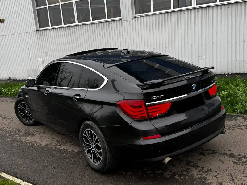 В продаже bmw 5 gt 535i автомобиль имеет очень привлекательный внешний вид, без внимания не остаётся! двигатель 3.0 бензин работает идеально, абсолютно без каких либо проблем ни о каких ошибках и речи быть не может, ходовая также без каких либо звуков, коробка переключает как должна без каких либо затупов и пинков! машина в очень жирной комплектации, есть абсолютно все: доводчики дверей, качественная музыка, электро регулировки всех сидений, подогревы, без рамочные стекла, панорама, датчики света и дождя, помощь при парковке и многое другое! юридически абсолютно чистая машина, рассмотрю ваши предложения на обмен а также возможна продажа в кредит! осмотр донецк цена: 1.580.000₽, торг быстрому покупателю ☎️ +7 (949) 453-80-40 📞 звоните: +7(949)4538040 - фотография - 6