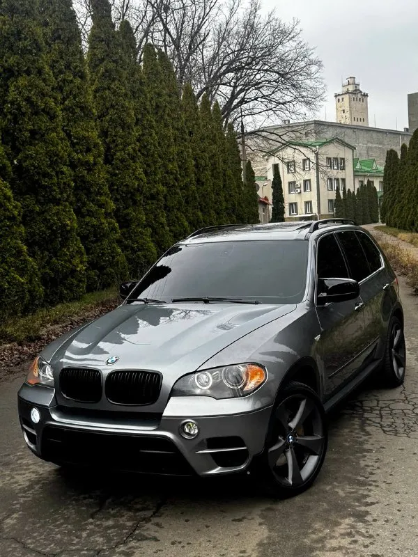 В продаже bmw x5 e70 рестайлинг 2012 года автомобиль в идеальном состоянии. никаких вложений не требует! бензиновый мотор, коробка обычный автомат. коробка без каких либо вопросов. кузов автомобиля выглядит шикарно. родной окрас! отличнейшее состояние салона, без потёртостей. жирная комплектация: многозонный климат контроль, панорамная крыша, подогрев сидений, память сидений, полный электропакет и многое другое. 2 комплекта колёс 21 и 20 в подарок возможен обмен! по документам полный порядок, любой вид оформления! осмотр донецк цена 1.450.000 ₽, торг быстрому покупателю! ☎️ +7 (949) 453-80-40 📞 звоните: +7(949)4538040 - фотография - 2