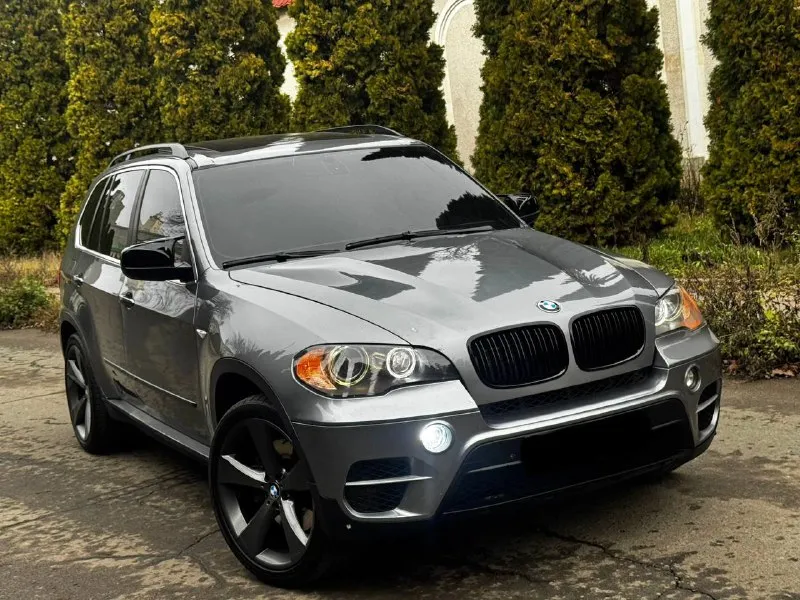 В продаже bmw x5 e70 рестайлинг 2012 года автомобиль в идеальном состоянии. никаких вложений не требует! бензиновый мотор, коробка обычный автомат. коробка без каких либо вопросов. кузов автомобиля выглядит шикарно. родной окрас! отличнейшее состояние салона, без потёртостей. жирная комплектация: многозонный климат контроль, панорамная крыша, подогрев сидений, память сидений, полный электропакет и многое другое. 2 комплекта колёс 21 и 20 в подарок возможен обмен! по документам полный порядок, любой вид оформления! осмотр донецк цена 1.450.000 ₽, торг быстрому покупателю! ☎️ +7 (949) 453-80-40 📞 звоните: +7(949)4538040 - фотография - 3