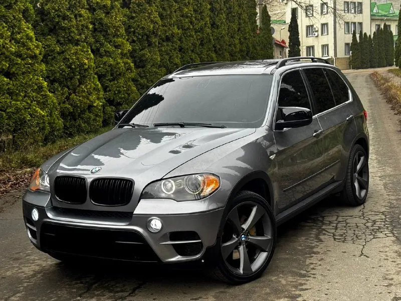 В продаже bmw x5 e70 рестайлинг 2012 года автомобиль в идеальном состоянии. никаких вложений не требует! бензиновый мотор, коробка обычный автомат. коробка без каких либо вопросов. кузов автомобиля выглядит шикарно. родной окрас! отличнейшее состояние салона, без потёртостей. жирная комплектация: многозонный климат контроль, панорамная крыша, подогрев сидений, память сидений, полный электропакет и многое другое. 2 комплекта колёс 21 и 20 в подарок возможен обмен! по документам полный порядок, любой вид оформления! осмотр донецк цена 1.450.000 ₽, торг быстрому покупателю! ☎️ +7 (949) 453-80-40 📞 звоните: +7(949)4538040 - фотография - 4