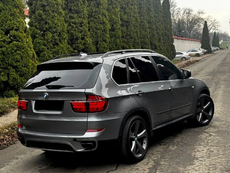 В продаже bmw x5 e70 рестайлинг 2012 года автомобиль в идеальном состоянии. никаких вложений не требует! бензиновый мотор, коробка обычный автомат. коробка без каких либо вопросов. кузов автомобиля выглядит шикарно. родной окрас! отличнейшее состояние салона, без потёртостей. жирная комплектация: многозонный климат контроль, панорамная крыша, подогрев сидений, память сидений, полный электропакет и многое другое. 2 комплекта колёс 21 и 20 в подарок возможен обмен! по документам полный порядок, любой вид оформления! осмотр донецк цена 1.450.000 ₽, торг быстрому покупателю! ☎️ +7 (949) 453-80-40 📞 звоните: +7(949)4538040 - фотография - 5