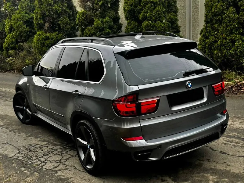 В продаже bmw x5 e70 рестайлинг 2012 года автомобиль в идеальном состоянии. никаких вложений не требует! бензиновый мотор, коробка обычный автомат. коробка без каких либо вопросов. кузов автомобиля выглядит шикарно. родной окрас! отличнейшее состояние салона, без потёртостей. жирная комплектация: многозонный климат контроль, панорамная крыша, подогрев сидений, память сидений, полный электропакет и многое другое. 2 комплекта колёс 21 и 20 в подарок возможен обмен! по документам полный порядок, любой вид оформления! осмотр донецк цена 1.450.000 ₽, торг быстрому покупателю! ☎️ +7 (949) 453-80-40 📞 звоните: +7(949)4538040 - фотография - 6