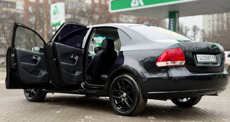 Volkswagen polo 2010г 1.6 авто никаких вложений не требует масло от замены до замены не доливаю дно, пороги, без дыр и гнили все возрастные моменты видно на фото ходовая часть обслужена двс и кпп работает отлично все стекла родные юридически чистое авто помощь в переоформлении цена : 655.000р торг реальному покупателю осмотр г. донецк 📲 +7(949)445-35-30 📲 tg: @ku4eryviy001 📞 звоните: +7(949)4453530 - фотография - 4