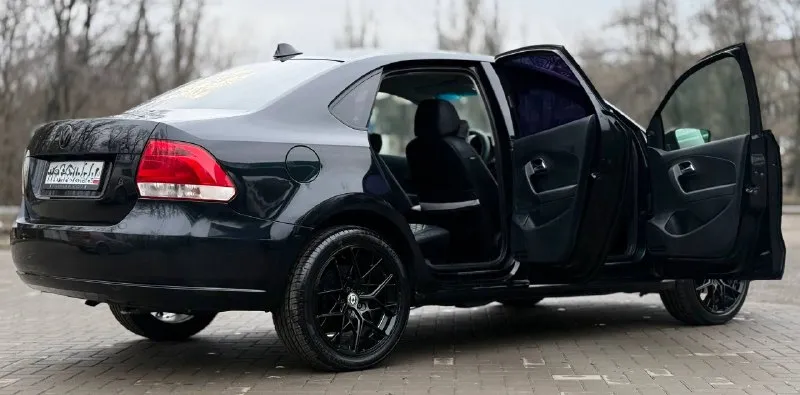 Volkswagen polo 2010г 1.6 авто никаких вложений не требует масло от замены до замены не доливаю дно, пороги, без дыр и гнили все возрастные моменты видно на фото ходовая часть обслужена двс и кпп работает отлично все стекла родные юридически чистое авто помощь в переоформлении цена : 655.000р торг реальному покупателю осмотр г. донецк 📲 +7(949)445-35-30 📲 tg: @ku4eryviy001 📞 звоните: +7(949)4453530 - фотография - 5