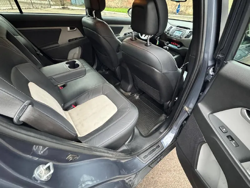 Продам kia sportage 2.0 бензин год выпуска 2015 состояние идеальное. без вмятин царапин и рыжиков сервисные книги. в родном окрасе вложений не требует! любое оформление! салон не затертый не порваный салон кожа комбинированый с алькантарай акустика infinite авто полностью обслужена до мелочей работает ровно. коробка переключает идеально климат контроль работает все жидкости заменены! стекла все родные каждая кнопка работает) цена 1.365₽ +7-949-339-39-59 остольные вопросы по телефону звоните в любое время. 📲 tg: евгений 📞 звоните: +7(949)3393959 - фотография - 7