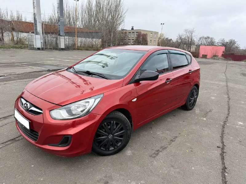 Hyundai solaris 2013 года с бензиновым двигателем 1.4 и автоматической коробкой передач.2 собственника пробег — 167 000 км. автомобиль в хорошем состоянии: двигатель работает ровно, без посторонних шумов и ошибок, коробка передач переключается плавно, без рывков, ходовая часть без стуков. все стекла оригинальные, включая лобовое. кузов оцинкован, без следов коррозии, проведено полное техническое обслуживание. сигнализация с автозапуском, камера заднего вида, летняя резина в комплекте, документы в полном порядке. по запросу предоставим полный видеообзор. цена: 785 000 рублей. город: донецк. телефон для связи: +7 (949) 371-08-26. 📞 звоните: +7(949)3710826 - фотография - 2
