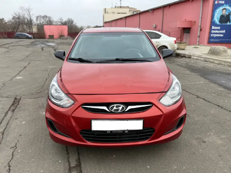 Hyundai solaris 2013 года с бензиновым двигателем 1.4 и автоматической коробкой передач.2 собственника пробег — 167 000 км. автомобиль в хорошем состоянии: двигатель работает ровно, без посторонних шумов и ошибок, коробка передач переключается плавно, без рывков, ходовая часть без стуков. все стекла оригинальные, включая лобовое. кузов оцинкован, без следов коррозии, проведено полное техническое обслуживание. сигнализация с автозапуском, камера заднего вида, летняя резина в комплекте, документы в полном порядке. по запросу предоставим полный видеообзор. цена: 785 000 рублей. город: донецк. телефон для связи: +7 (949) 371-08-26. 📞 звоните: +7(949)3710826 - фотография - 3