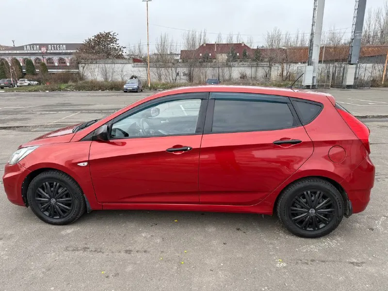 Hyundai solaris 2013 года с бензиновым двигателем 1.4 и автоматической коробкой передач.2 собственника пробег — 167 000 км. автомобиль в хорошем состоянии: двигатель работает ровно, без посторонних шумов и ошибок, коробка передач переключается плавно, без рывков, ходовая часть без стуков. все стекла оригинальные, включая лобовое. кузов оцинкован, без следов коррозии, проведено полное техническое обслуживание. сигнализация с автозапуском, камера заднего вида, летняя резина в комплекте, документы в полном порядке. по запросу предоставим полный видеообзор. цена: 785 000 рублей. город: донецк. телефон для связи: +7 (949) 371-08-26. 📞 звоните: +7(949)3710826 - фотография - 4