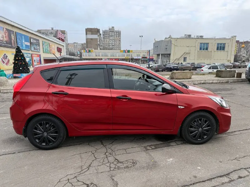 Hyundai solaris 2013 года с бензиновым двигателем 1.4 и автоматической коробкой передач.2 собственника пробег — 167 000 км. автомобиль в хорошем состоянии: двигатель работает ровно, без посторонних шумов и ошибок, коробка передач переключается плавно, без рывков, ходовая часть без стуков. все стекла оригинальные, включая лобовое. кузов оцинкован, без следов коррозии, проведено полное техническое обслуживание. сигнализация с автозапуском, камера заднего вида, летняя резина в комплекте, документы в полном порядке. по запросу предоставим полный видеообзор. цена: 785 000 рублей. город: донецк. телефон для связи: +7 (949) 371-08-26. 📞 звоните: +7(949)3710826 - фотография - 5