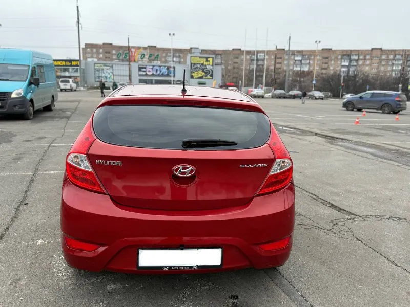 Hyundai solaris 2013 года с бензиновым двигателем 1.4 и автоматической коробкой передач.2 собственника пробег — 167 000 км. автомобиль в хорошем состоянии: двигатель работает ровно, без посторонних шумов и ошибок, коробка передач переключается плавно, без рывков, ходовая часть без стуков. все стекла оригинальные, включая лобовое. кузов оцинкован, без следов коррозии, проведено полное техническое обслуживание. сигнализация с автозапуском, камера заднего вида, летняя резина в комплекте, документы в полном порядке. по запросу предоставим полный видеообзор. цена: 785 000 рублей. город: донецк. телефон для связи: +7 (949) 371-08-26. 📞 звоните: +7(949)3710826 - фотография - 6