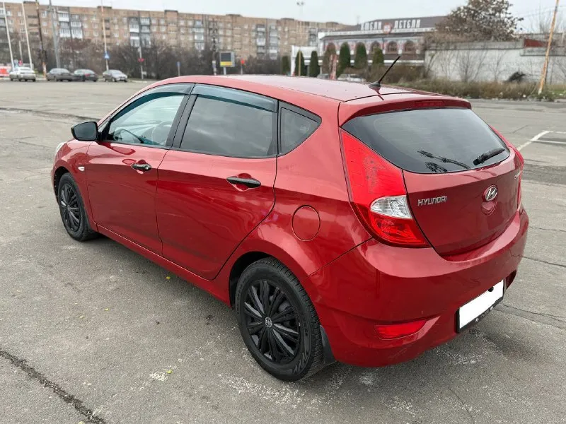 Hyundai solaris 2013 года с бензиновым двигателем 1.4 и автоматической коробкой передач.2 собственника пробег — 167 000 км. автомобиль в хорошем состоянии: двигатель работает ровно, без посторонних шумов и ошибок, коробка передач переключается плавно, без рывков, ходовая часть без стуков. все стекла оригинальные, включая лобовое. кузов оцинкован, без следов коррозии, проведено полное техническое обслуживание. сигнализация с автозапуском, камера заднего вида, летняя резина в комплекте, документы в полном порядке. по запросу предоставим полный видеообзор. цена: 785 000 рублей. город: донецк. телефон для связи: +7 (949) 371-08-26. 📞 звоните: +7(949)3710826 - фотография - 7