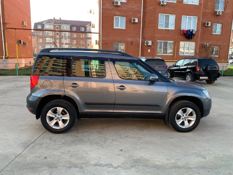 Продам skoda yeti 2013 г. автомобиль в отличном состоянии, абсолютно без вложений. обслуживал своевременно как положено по регламенту! кузов без гнили! мотор 1.2 105 л. с. пробег 225 200 км. по двигателю все идеально, работает очень тихо и ровно, посторонних шумов нет, масло не берет ни грамма! коробка dsg работает плавно без пинков. ходовая часть обслужена, стуки и скрипы отсутствуют! в ходу очень приятный и комфортный автомобиль! по опциям имеется: датчик дождя датчик света парктроник задний круиз-контроль климат-контроль многозонный подогрев сидений, электростеклоподъемники, резина michelin. (лето) также отдам комплект (зима) приятный и просторный салон, без порезов и потертостей! юридически чистый автомобиль. цена 1.100 000 торг у капота!! тел:+79493220515 telegram\whatsapp по этому номеру! - фотография - 3