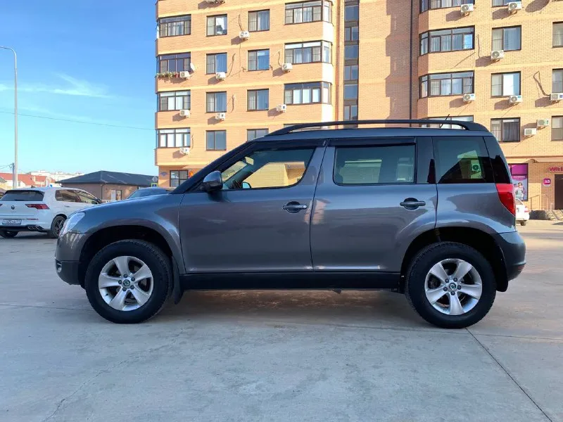 Продам skoda yeti 2013 г. автомобиль в отличном состоянии, абсолютно без вложений. обслуживал своевременно как положено по регламенту! кузов без гнили! мотор 1.2 105 л. с. пробег 225 200 км. по двигателю все идеально, работает очень тихо и ровно, посторонних шумов нет, масло не берет ни грамма! коробка dsg работает плавно без пинков. ходовая часть обслужена, стуки и скрипы отсутствуют! в ходу очень приятный и комфортный автомобиль! по опциям имеется: датчик дождя датчик света парктроник задний круиз-контроль климат-контроль многозонный подогрев сидений, электростеклоподъемники, резина michelin. (лето) также отдам комплект (зима) приятный и просторный салон, без порезов и потертостей! юридически чистый автомобиль. цена 1.100 000 торг у капота!! тел:+79493220515 telegram\whatsapp по этому номеру! - фотография - 5