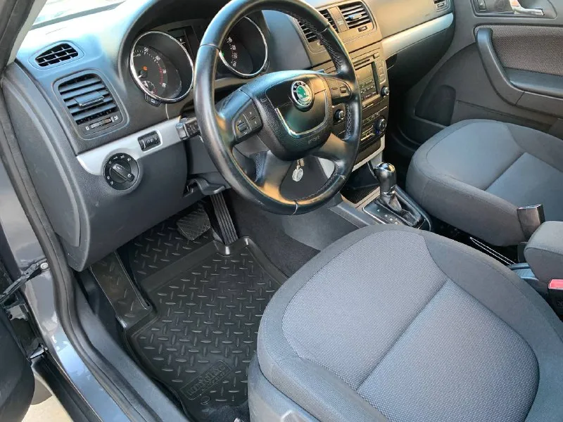 Продам skoda yeti 2013 г. автомобиль в отличном состоянии, абсолютно без вложений. обслуживал своевременно как положено по регламенту! кузов без гнили! мотор 1.2 105 л. с. пробег 225 200 км. по двигателю все идеально, работает очень тихо и ровно, посторонних шумов нет, масло не берет ни грамма! коробка dsg работает плавно без пинков. ходовая часть обслужена, стуки и скрипы отсутствуют! в ходу очень приятный и комфортный автомобиль! по опциям имеется: датчик дождя датчик света парктроник задний круиз-контроль климат-контроль многозонный подогрев сидений, электростеклоподъемники, резина michelin. (лето) также отдам комплект (зима) приятный и просторный салон, без порезов и потертостей! юридически чистый автомобиль. цена 1.100 000 торг у капота!! тел:+79493220515 telegram\whatsapp по этому номеру! - фотография - 6