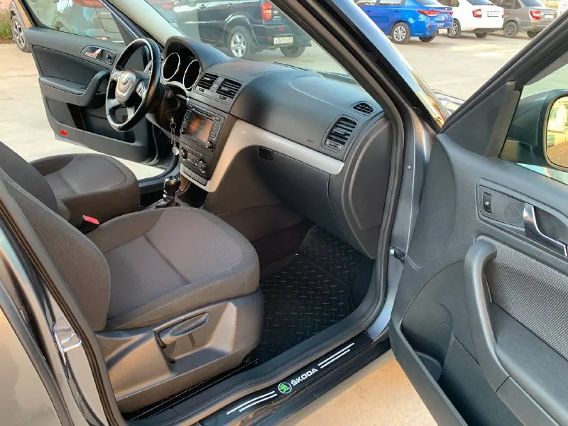 Продам skoda yeti 2013 г. автомобиль в отличном состоянии, абсолютно без вложений. обслуживал своевременно как положено по регламенту! кузов без гнили! мотор 1.2 105 л. с. пробег 225 200 км. по двигателю все идеально, работает очень тихо и ровно, посторонних шумов нет, масло не берет ни грамма! коробка dsg работает плавно без пинков. ходовая часть обслужена, стуки и скрипы отсутствуют! в ходу очень приятный и комфортный автомобиль! по опциям имеется: датчик дождя датчик света парктроник задний круиз-контроль климат-контроль многозонный подогрев сидений, электростеклоподъемники, резина michelin. (лето) также отдам комплект (зима) приятный и просторный салон, без порезов и потертостей! юридически чистый автомобиль. цена 1.100 000 торг у капота!! тел:+79493220515 telegram\whatsapp по этому номеру! - фотография - 7