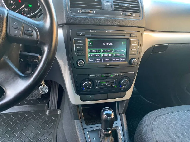 Продам skoda yeti 2013 г. автомобиль в отличном состоянии, абсолютно без вложений. обслуживал своевременно как положено по регламенту! кузов без гнили! мотор 1.2 105 л. с. пробег 225 200 км. по двигателю все идеально, работает очень тихо и ровно, посторонних шумов нет, масло не берет ни грамма! коробка dsg работает плавно без пинков. ходовая часть обслужена, стуки и скрипы отсутствуют! в ходу очень приятный и комфортный автомобиль! по опциям имеется: датчик дождя датчик света парктроник задний круиз-контроль климат-контроль многозонный подогрев сидений, электростеклоподъемники, резина michelin. (лето) также отдам комплект (зима) приятный и просторный салон, без порезов и потертостей! юридически чистый автомобиль. цена 1.100 000 торг у капота!! тел:+79493220515 telegram\whatsapp по этому номеру! - фотография - 8