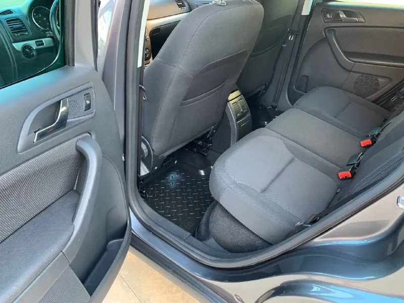 Продам skoda yeti 2013 г. автомобиль в отличном состоянии, абсолютно без вложений. обслуживал своевременно как положено по регламенту! кузов без гнили! мотор 1.2 105 л. с. пробег 225 200 км. по двигателю все идеально, работает очень тихо и ровно, посторонних шумов нет, масло не берет ни грамма! коробка dsg работает плавно без пинков. ходовая часть обслужена, стуки и скрипы отсутствуют! в ходу очень приятный и комфортный автомобиль! по опциям имеется: датчик дождя датчик света парктроник задний круиз-контроль климат-контроль многозонный подогрев сидений, электростеклоподъемники, резина michelin. (лето) также отдам комплект (зима) приятный и просторный салон, без порезов и потертостей! юридически чистый автомобиль. цена 1.100 000 торг у капота!! тел:+79493220515 telegram\whatsapp по этому номеру! - фотография - 9