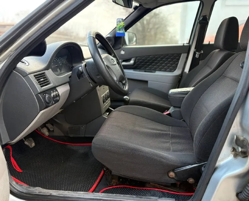 Продам ваз priora! год выпуска 2011! авто в очень хорошем состоянии! работает идеально! коробка в порядке! ходовая часть вся новая! в техническом плане авто без вложений! дно пороги абсолютно целые! стаканы заводские! авто в дтп не участвовала! все стёкла заводские! авто в шумоизаляции! зимняя резина! сидение приора 2! гур, стеклоподъемники, подогревы, центральный замок, сигнализация starline с автозапуском! продажа с полным переоформлением! осмотр город енакиево! цена 355 торг у капота! +79496389558 📲 tg: @melexa7777 📞 звоните: +7(949)6389558 - фотография - 6