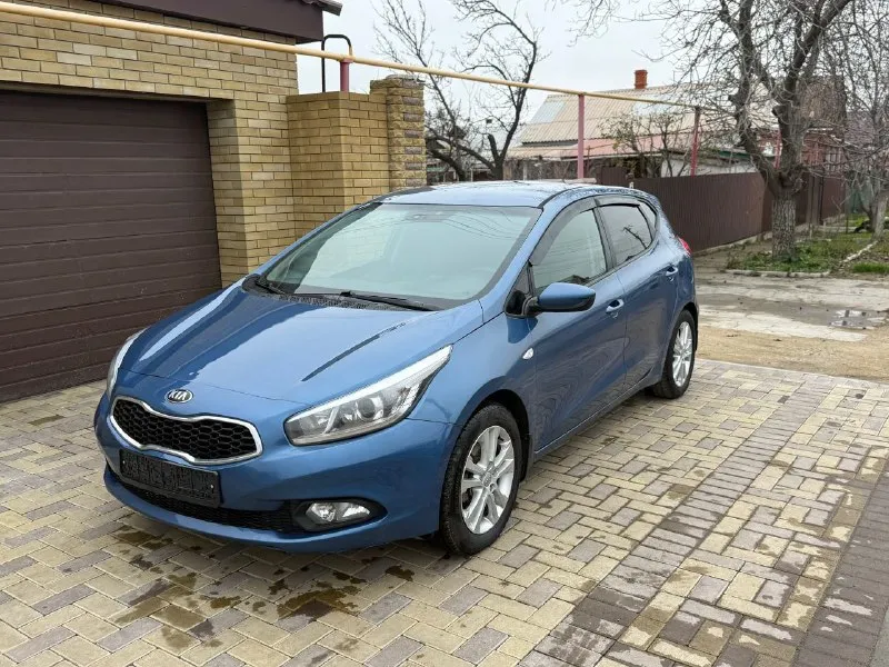 Продам авто в отличном состояние в самой полной комплектации которая есть в этой модели. есть косметические окрасы фото есть почему красили были притертости 4 окраса остольные вопросы по телефону марка кия сид мотор 1.6 коробка автомат год 2013 пробег 200 т км цена 860 т рублей тел +79497257498 - фотография - 2