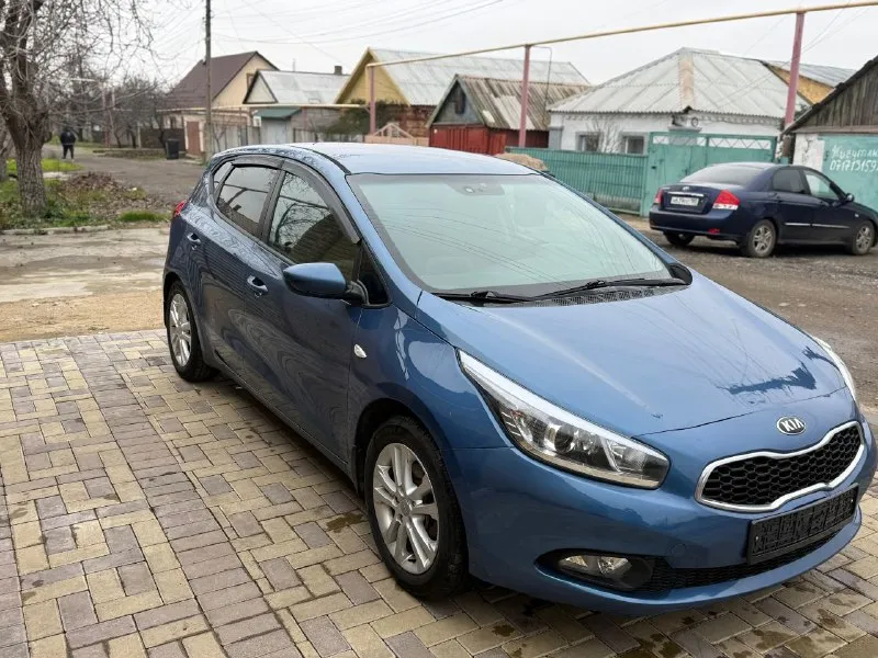 Продам авто в отличном состояние в самой полной комплектации которая есть в этой модели. есть косметические окрасы фото есть почему красили были притертости 4 окраса остольные вопросы по телефону марка кия сид мотор 1.6 коробка автомат год 2013 пробег 200 т км цена 860 т рублей тел +79497257498 - фотография - 3