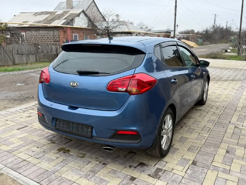 Продам авто в отличном состояние в самой полной комплектации которая есть в этой модели. есть косметические окрасы фото есть почему красили были притертости 4 окраса остольные вопросы по телефону марка кия сид мотор 1.6 коробка автомат год 2013 пробег 200 т км цена 860 т рублей тел +79497257498 - фотография - 4