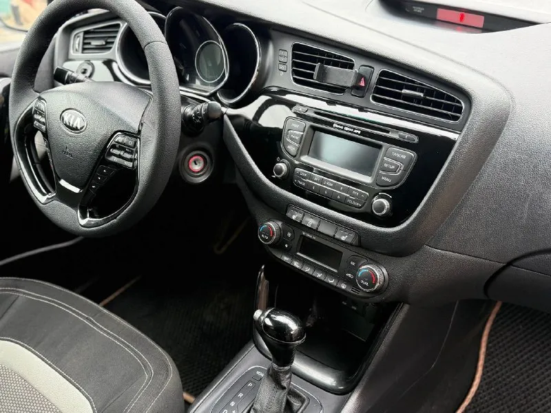 Продам авто в отличном состояние в самой полной комплектации которая есть в этой модели. есть косметические окрасы фото есть почему красили были притертости 4 окраса остольные вопросы по телефону марка кия сид мотор 1.6 коробка автомат год 2013 пробег 200 т км цена 860 т рублей тел +79497257498 - фотография - 7