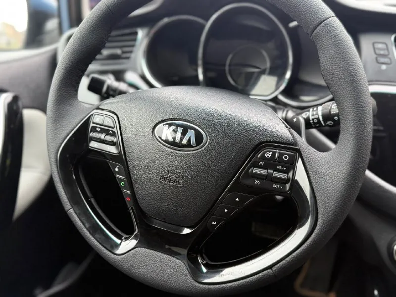 Продам авто в отличном состояние в самой полной комплектации которая есть в этой модели. есть косметические окрасы фото есть почему красили были притертости 4 окраса остольные вопросы по телефону марка кия сид мотор 1.6 коробка автомат год 2013 пробег 200 т км цена 860 т рублей тел +79497257498 - фотография - 8