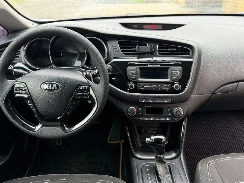 Продам авто в отличном состояние в самой полной комплектации которая есть в этой модели. есть косметические окрасы фото есть почему красили были притертости 4 окраса остольные вопросы по телефону марка кия сид мотор 1.6 коробка автомат год 2013 пробег 200 т км цена 860 т рублей тел +79497257498 - фотография - 9