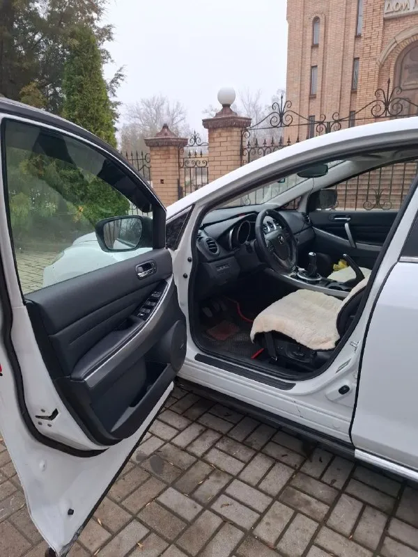 Продам mazda cx-7 2.2 дизель-механика-полный привод, 2011 год, пробег 174 тыс. км. первый собственник на российском учете. во владении с ноября 2021 года. была ввезена из германии. автомобиль семейный, удобный, стильный. такая же конфигурация двигателя ставилась и на mazda 6 gh. двигатель и мкпп (6 ст) работают без нареканий (двигатель был заменен на контрактный, особая отметка в документах есть). «экология» отшита программно. двигатель очень тяговитый и достаточно экономичный для такого размера автомобиля. по комфорту: кожаный салон, электрорегулировка сидений с памятью положения водительского сиденья, подогрев передних сидений, климат контроль, камера заднего вида, мультируль, бортовой компьютер, круиз-контроль, бесключевой доступ, 2 шт ключ-брелок. салон чистый, ухоженный, без повреждений. в общем очень хороший, вместительный семейный автомобиль. с автомобилем идут 2 комплекта колес - r18 - зима, r19 - лето (диски оригинал). стоимость: 1 100 000 руб (торг при встрече). осмотр - макеевка. +79495851012 - фотография - 8