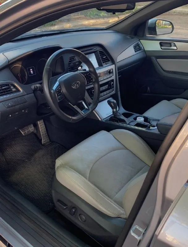 Продам hyundai sonata 2017 год объем двигателя 2.0 турбо цена:1.4 🍋 отличная комплектация: кожаный салон, мультируль, подогрев сидений, бортовой компьютер, датчики давления в шинах, монитор, электропривод сидений, 18 диски, кожаный руль, камера заднего вида, датчик света, carplay и тд очень динамичный автомобиль 245 сил по паспорту находится в горловке телефон: +79495180866 📞 звоните: +7(949)5180866 - фотография - 4