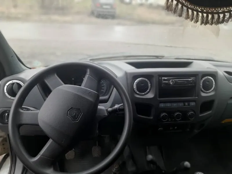 Продаётся газ соболь 27527 (грузопассажирский), 2020 г. в., 7-местный. • багажное отделение 3,4 м³ • двигатель cummins isf 2.8, экономичный дизель (расход за городом 7,6 л/100 км) • подключаемый полный привод • люк, круиз-контроль, бортовой компьютер • центральный замок, webasto • магнитола, система gps/глонасс-слежения • фаркоп • почти новый аккумулятор • пробег 50 тыс. км • один собственник, автомобиль в отличном техническом состоянии, не требует вложений цена 1 650 000 руб. , торг возможен только у автомобиля. возможна продажа с ндс. звонить на номер +79495563952 - фотография - 5