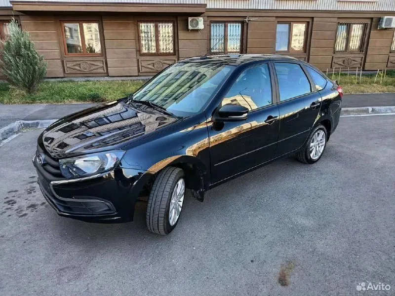 Продается ‼ lada granta в кузове лифтбек год: 2024 цвет: черный двигатель: 1.6 мт (90 л. с.), бензин кпп: механика. кондиционер, abs, 2 airbag, эур, эл. стек. , эл. зеркала, задний стеклоочиститель. оригинальная магнитола, ковры салона и багажника, накладки порогов, подлокотник, защита двигателя, антикоррозийная обработка. 1 хозяин, без дтп, в родном окрасе. цена: 950000 руб. обмен не интересует! +79498024687 - фотография - 2