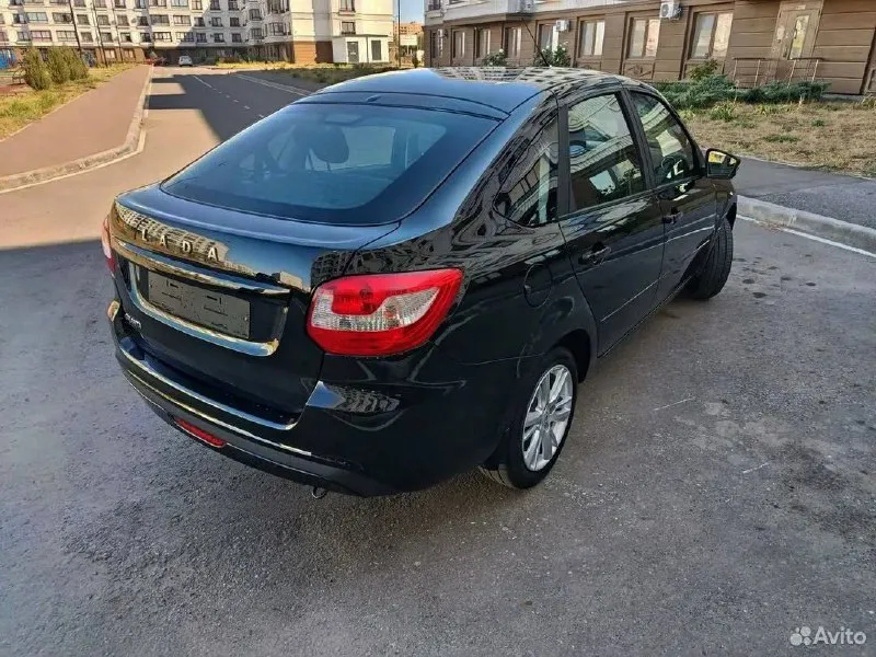 Продается ‼ lada granta в кузове лифтбек год: 2024 цвет: черный двигатель: 1.6 мт (90 л. с.), бензин кпп: механика. кондиционер, abs, 2 airbag, эур, эл. стек. , эл. зеркала, задний стеклоочиститель. оригинальная магнитола, ковры салона и багажника, накладки порогов, подлокотник, защита двигателя, антикоррозийная обработка. 1 хозяин, без дтп, в родном окрасе. цена: 950000 руб. обмен не интересует! +79498024687 - фотография - 3